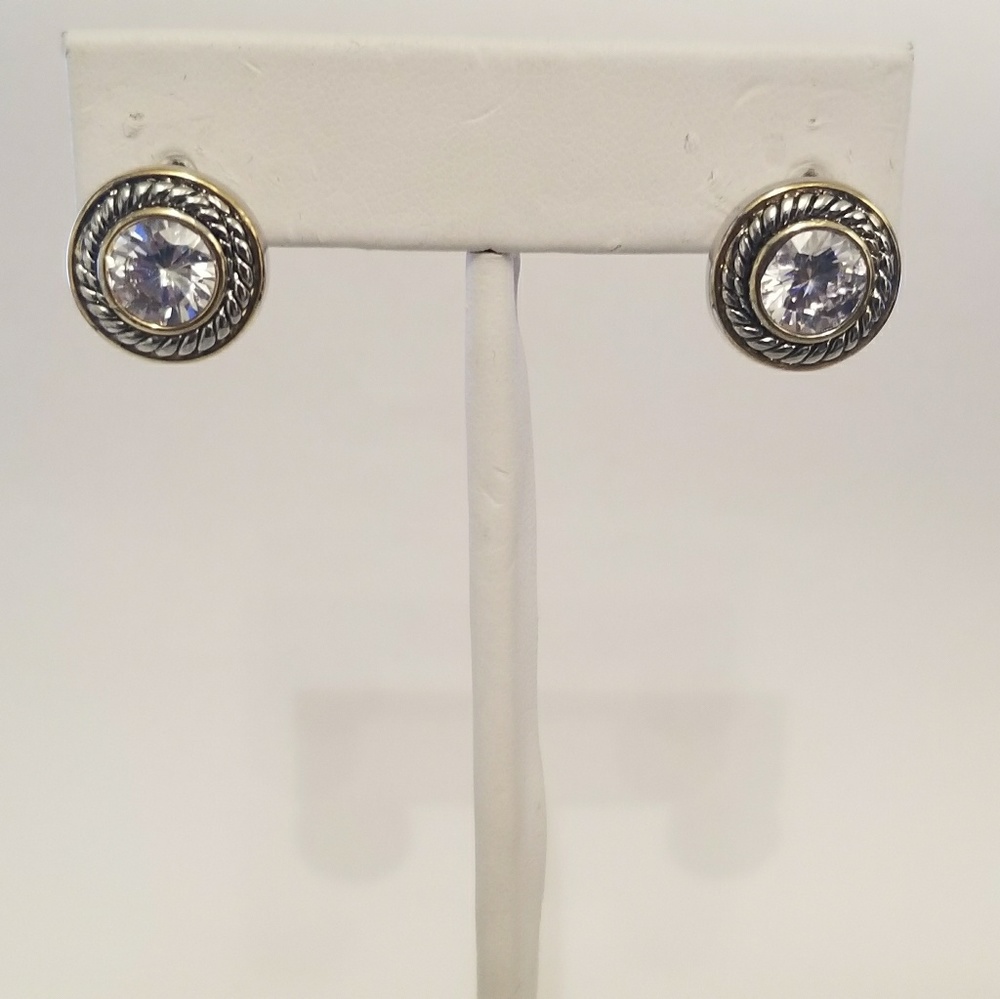 Brand new silver stud earrings,clear crystal stone